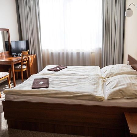 City Hotel B&B, Reception 24 7, 800M Od-From R1, Free Parking Banska Bystrica Exterior photo