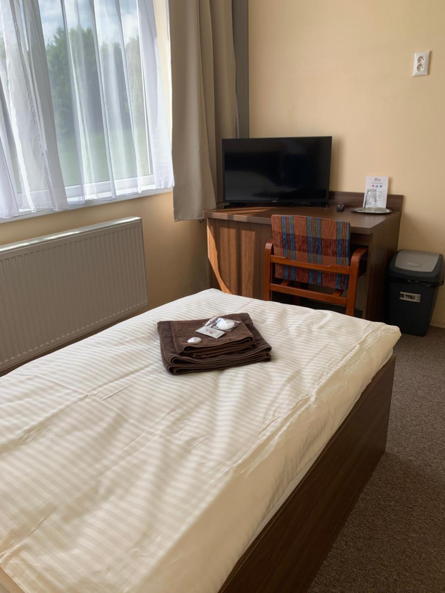 City Hotel B&B, Reception 24 7, 800M Od-From R1, Free Parking Banska Bystrica Exterior photo