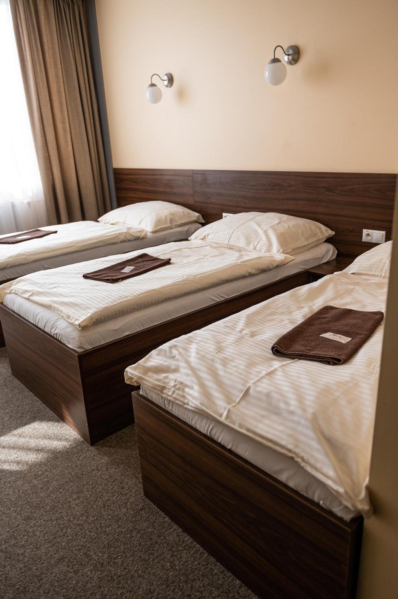 City Hotel B&B, Reception 24 7, 800M Od-From R1, Free Parking Banska Bystrica Exterior photo