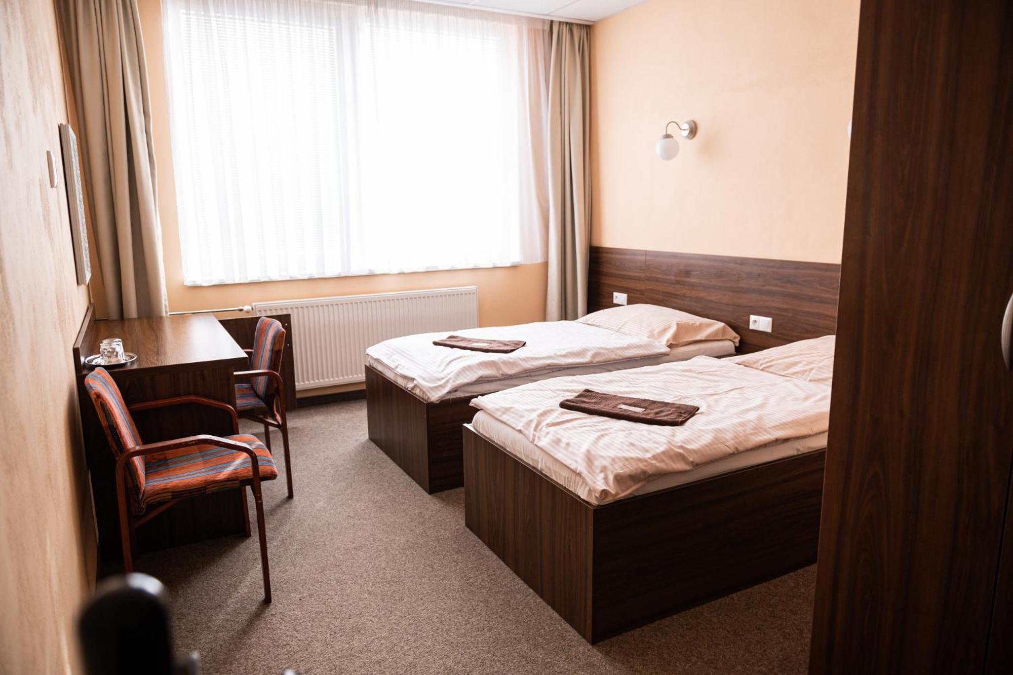 City Hotel B&B, Reception 24 7, 800M Od-From R1, Free Parking Banska Bystrica Exterior photo
