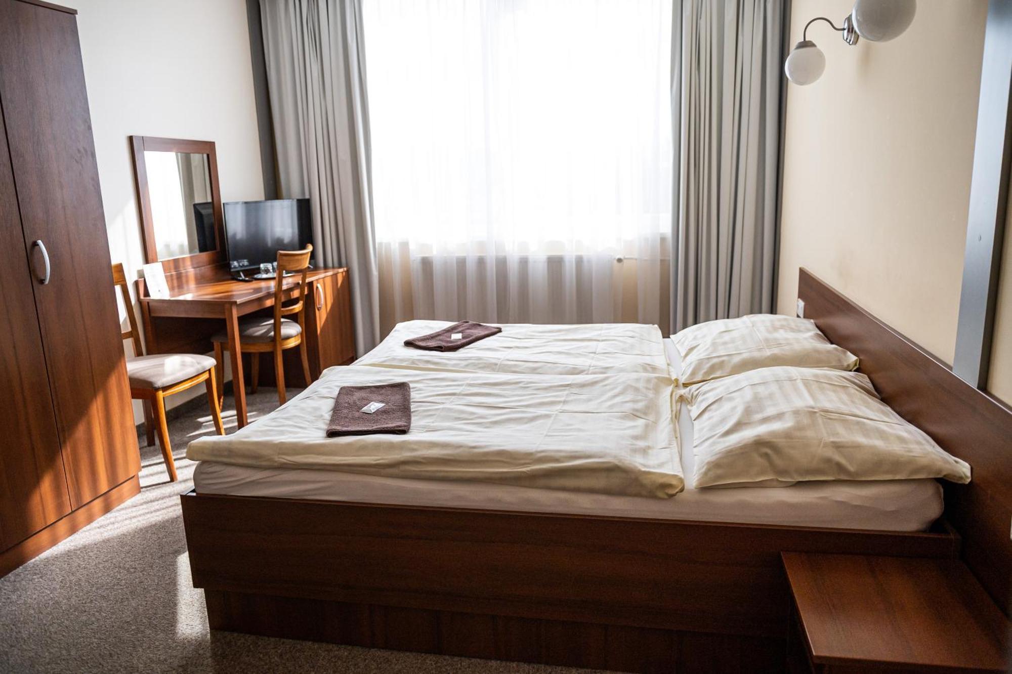 City Hotel B&B, Reception 24 7, 800M Od-From R1, Free Parking Banska Bystrica Exterior photo