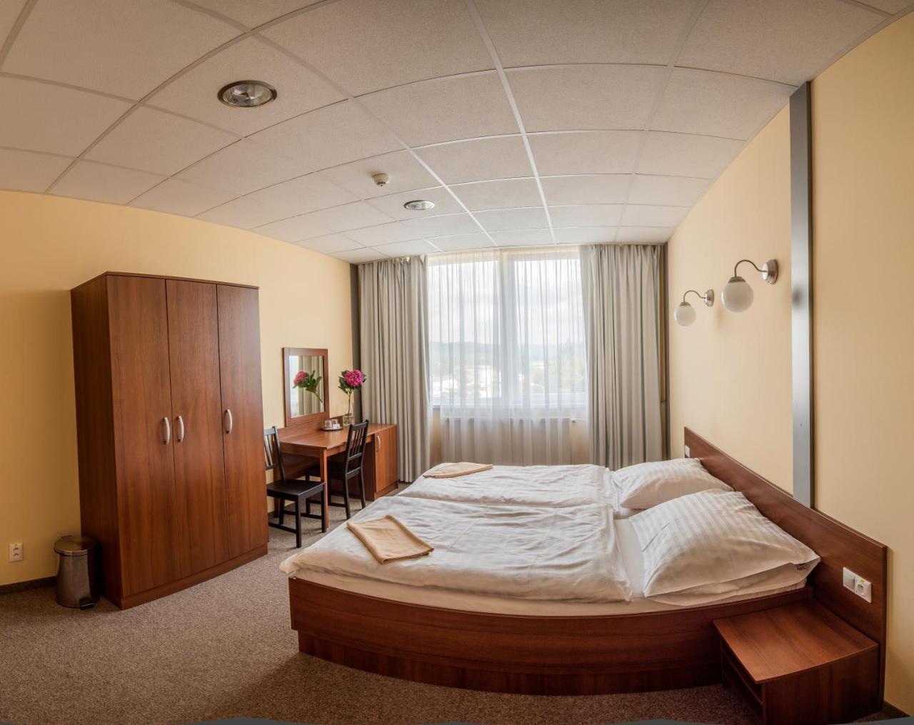 City Hotel B&B, Reception 24 7, 800M Od-From R1, Free Parking Banska Bystrica Exterior photo