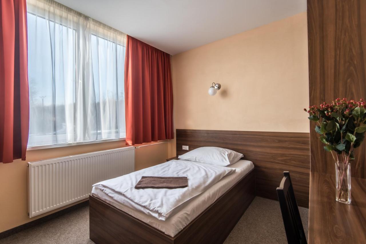 City Hotel B&B, Reception 24 7, 800M Od-From R1, Free Parking Banska Bystrica Exterior photo